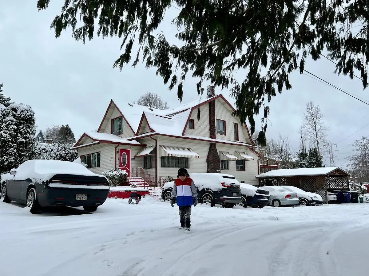 Holiday home Seattle Home With 2 Bedrooms A King Bed Queen Bed And An Extra Sofa Bed Located 10 Minutes From Seatac Airport And 20 Minutes From Downtown