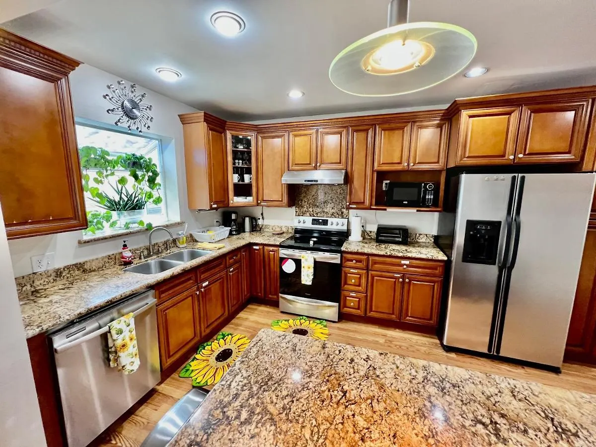 Seattle Home With 2 Bedrooms A King Bed Queen Bed And An Extra Sofa Bed Located 10 Minutes From Seatac Airport And 20 Minutes From Downtown 0*,  United States