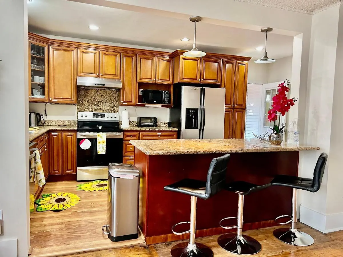 Holiday home Seattle Home With 2 Bedrooms A King Bed Queen Bed And An Extra Sofa Bed Located 10 Minutes From Seatac Airport And 20 Minutes From Downtown United States