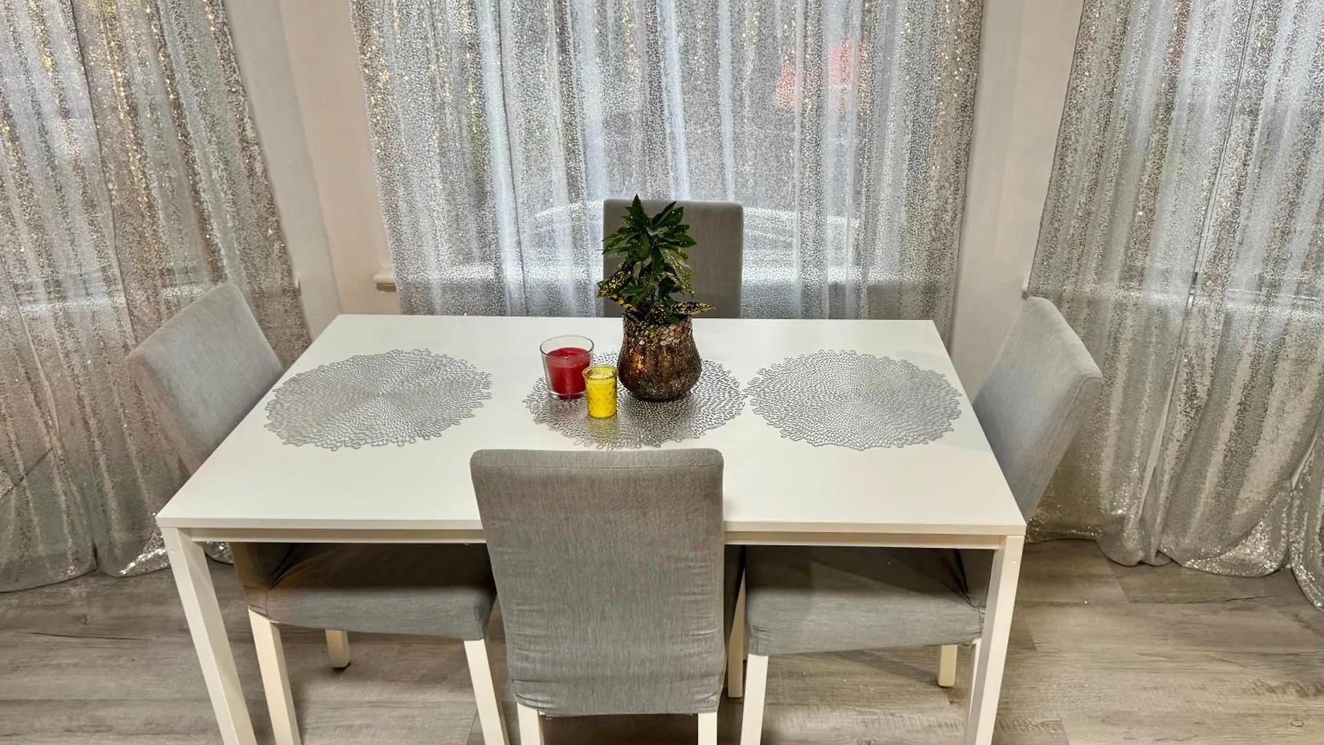 Seattle Home With 2 Bedrooms A King Bed Queen Bed And An Extra Sofa Bed Located 10 Minutes From Seatac Airport And 20 Minutes From Downtown 0*,  United States