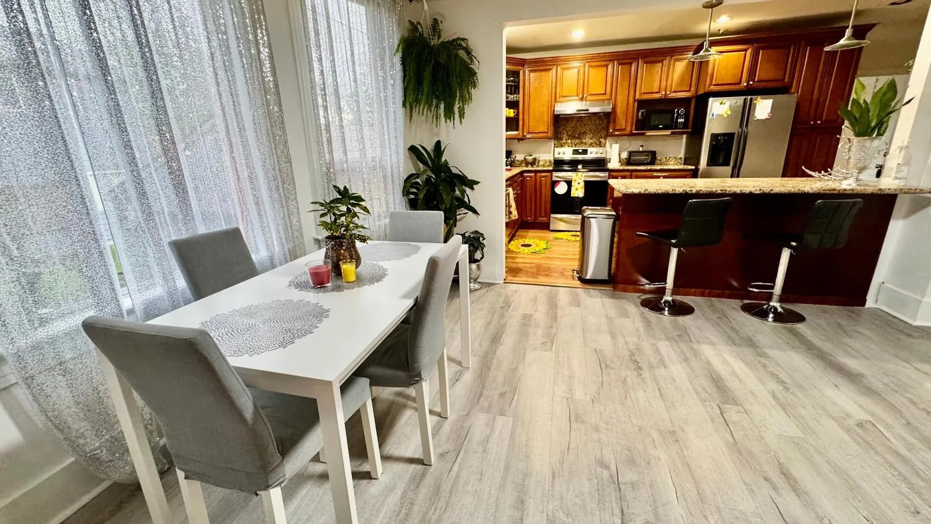 Seattle Home With 2 Bedrooms A King Bed Queen Bed And An Extra Sofa Bed Located 10 Minutes From Seatac Airport And 20 Minutes From Downtown 0*,  United States