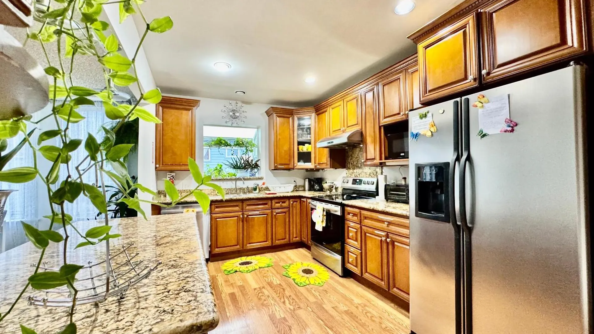 Holiday home Seattle Home With 2 Bedrooms A King Bed Queen Bed And An Extra Sofa Bed Located 10 Minutes From Seatac Airport And 20 Minutes From Downtown United States