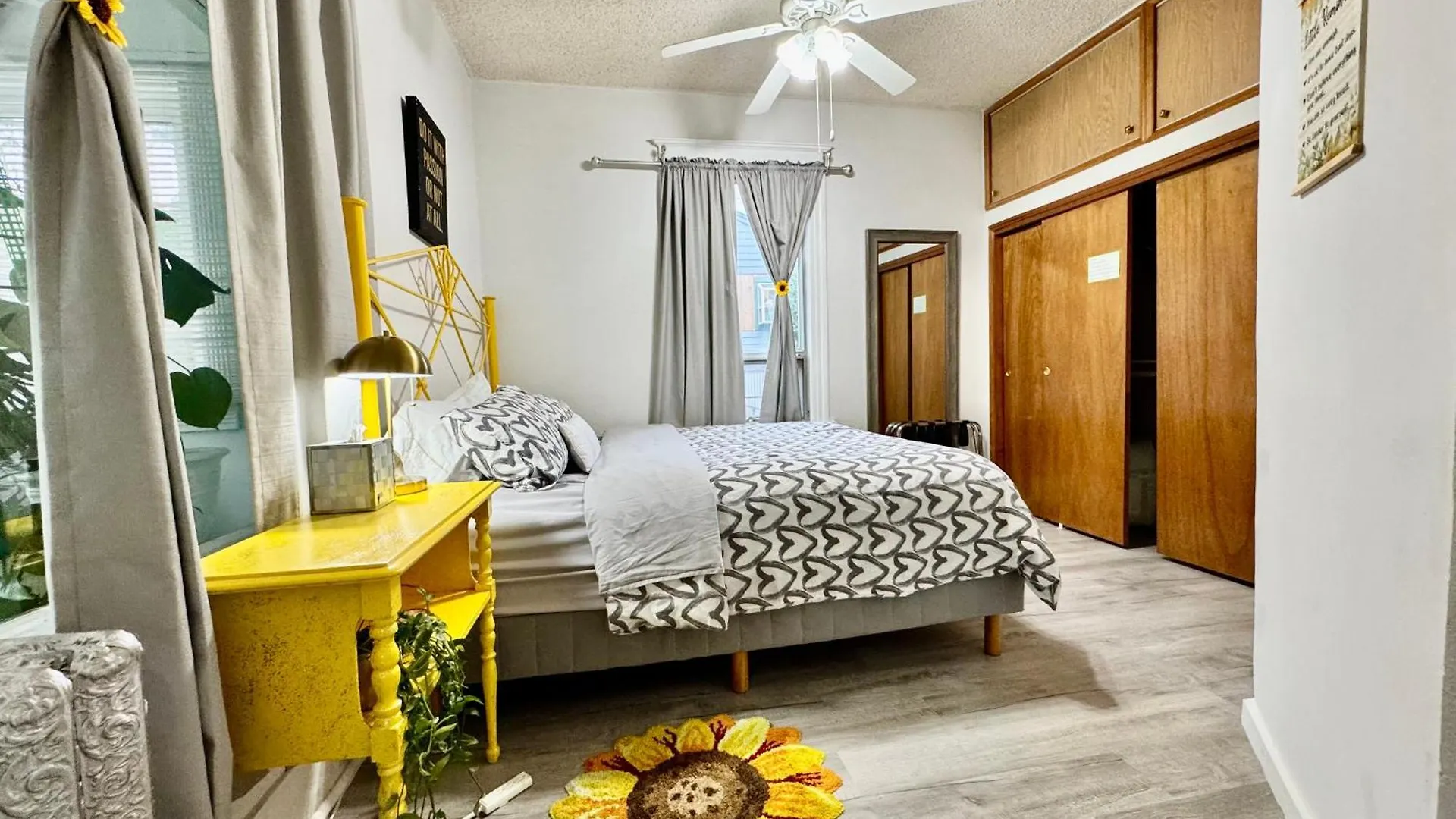 Seattle Home With 2 Bedrooms A King Bed Queen Bed And An Extra Sofa Bed Located 10 Minutes From Seatac Airport And 20 Minutes From Downtown