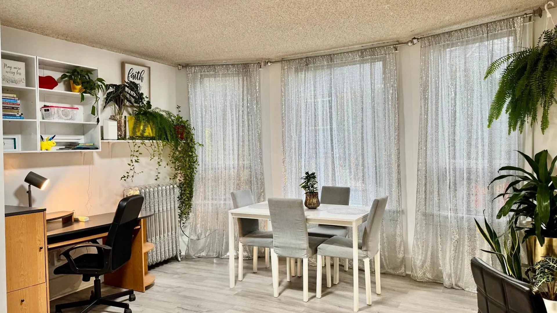 Seattle Home With 2 Bedrooms A King Bed Queen Bed And An Extra Sofa Bed Located 10 Minutes From Seatac Airport And 20 Minutes From Downtown United States