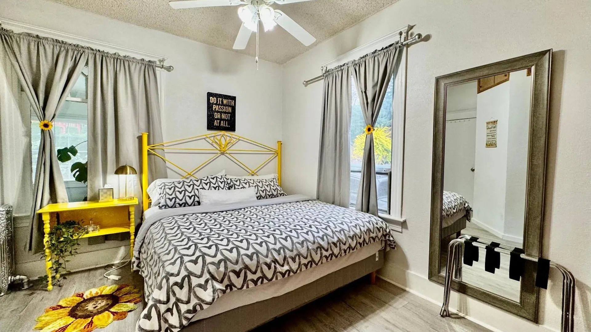Seattle Home With 2 Bedrooms A King Bed Queen Bed And An Extra Sofa Bed Located 10 Minutes From Seatac Airport And 20 Minutes From Downtown location